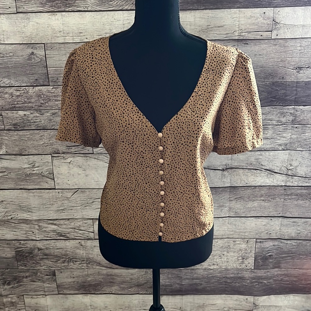 Adorable black and white buttoned crop top